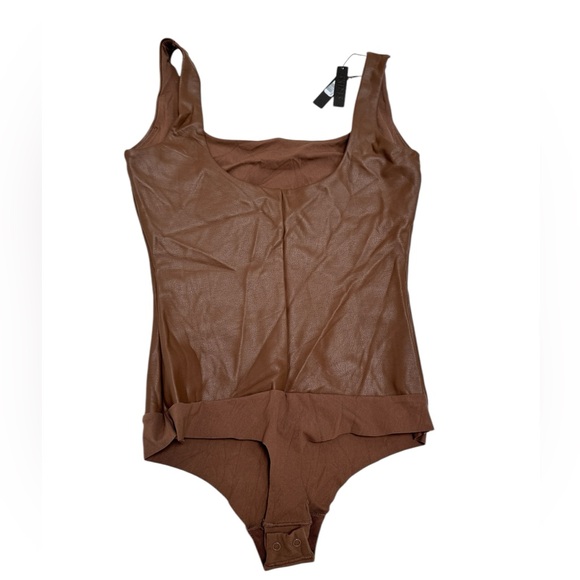 SKIMS Fits Everybody Faux Leather Scoop Neck Thong Bodysuit (Jasper) - Picture 4 of 8